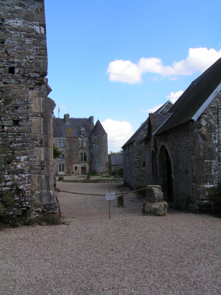 A droite, l'ancienne charetterie, a gauche, la grande grange.