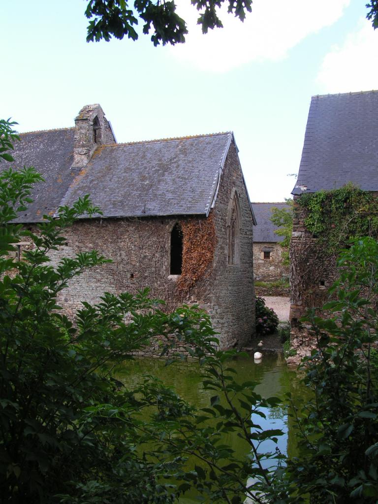 Chapelle Saint-Eutrope vue des jardins.