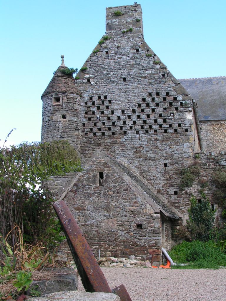 Pigeonnier,tourelle de défense et latrines, four banal.