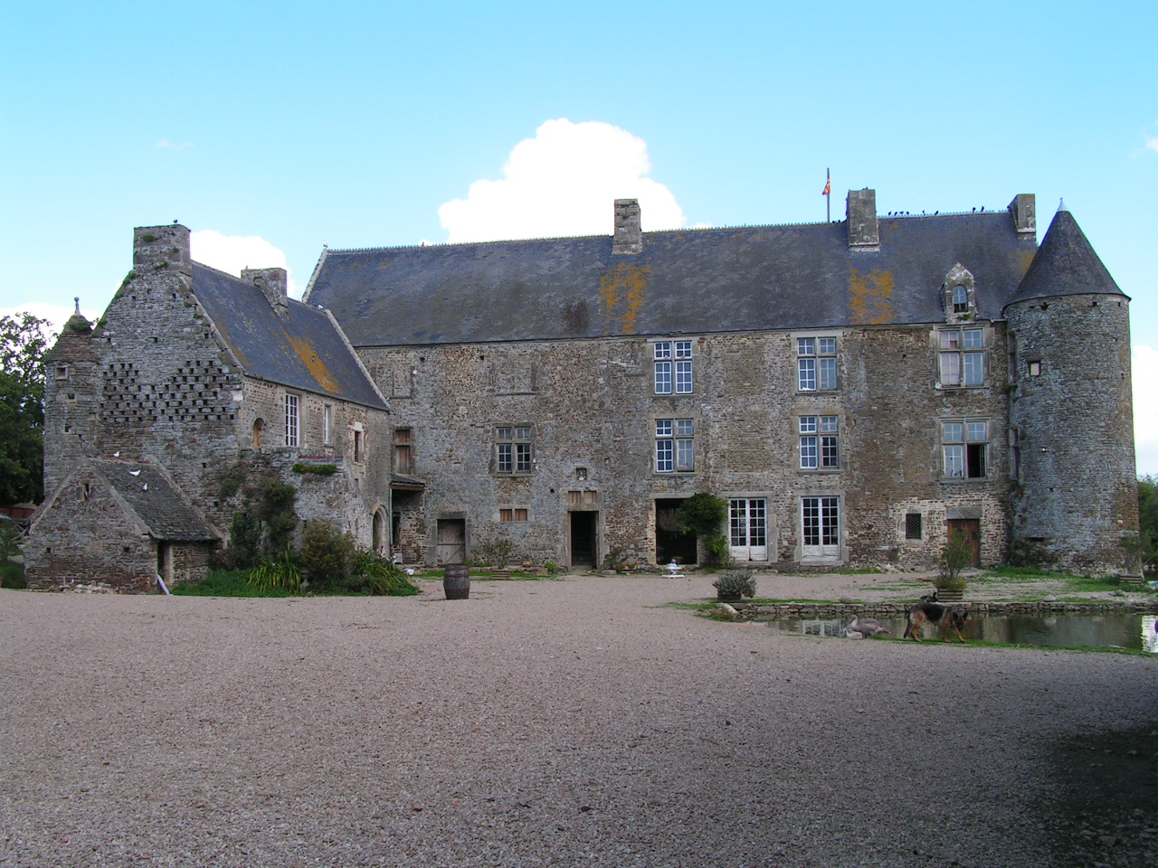 Façade sur cour du logis.