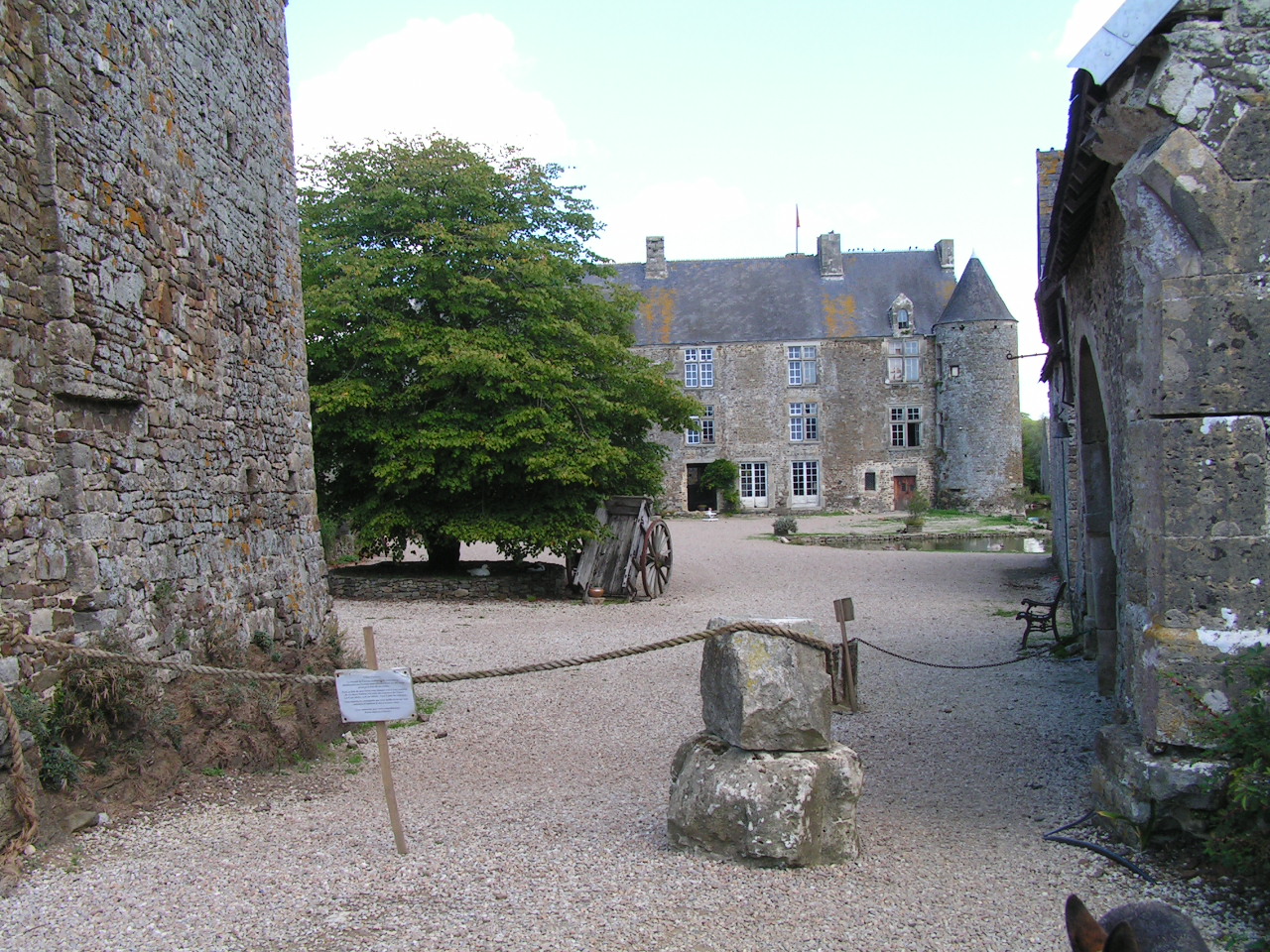 L'entrée de la basse cour. Au fond, le logis seigneurial.