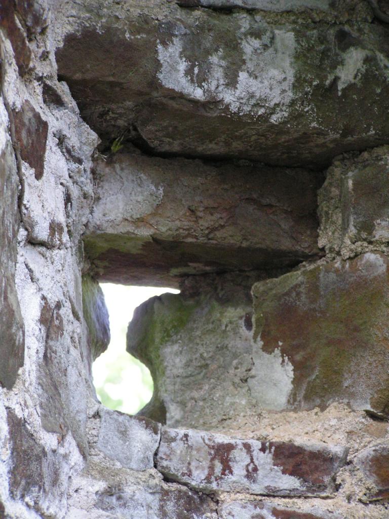 Détail d'une bouche à feu de l'échauguette du mur d'enceinte.