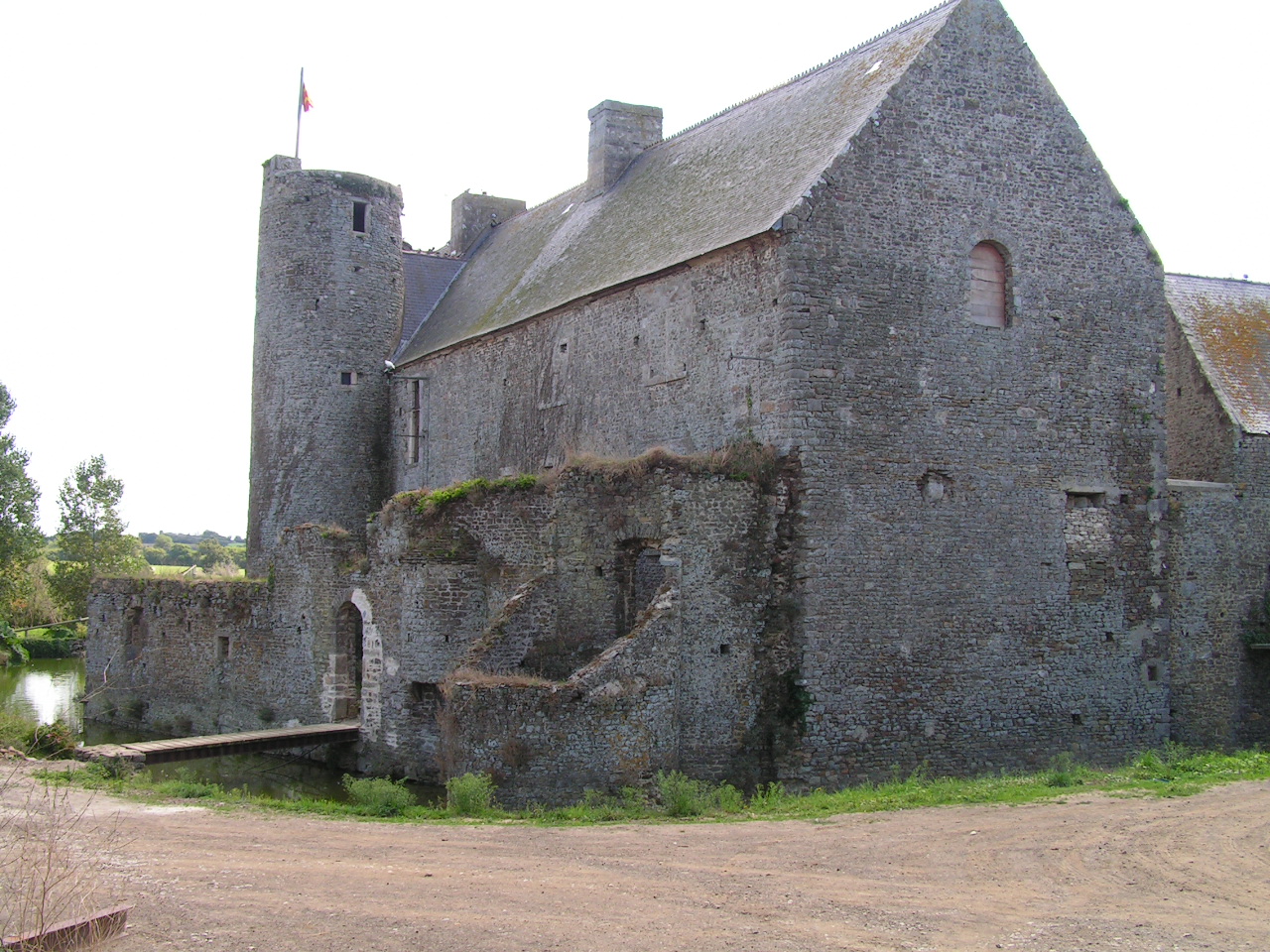 Façade fortifiée du logis, vue depuis une ancienne voie d'accés.