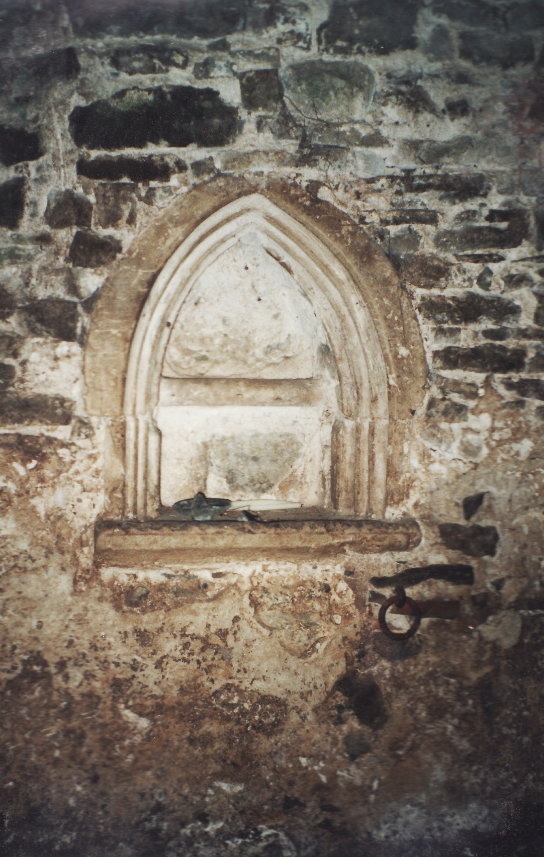 Chapelle, piscine servant à entreposer l'eau bénie.