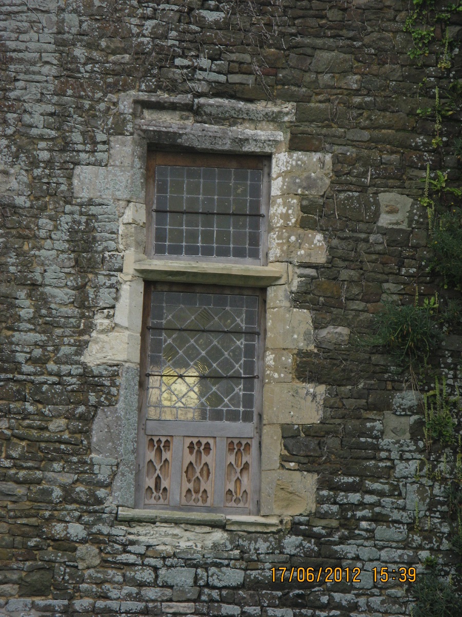 Fenêtre de la partie XVième, façade postérieure.
