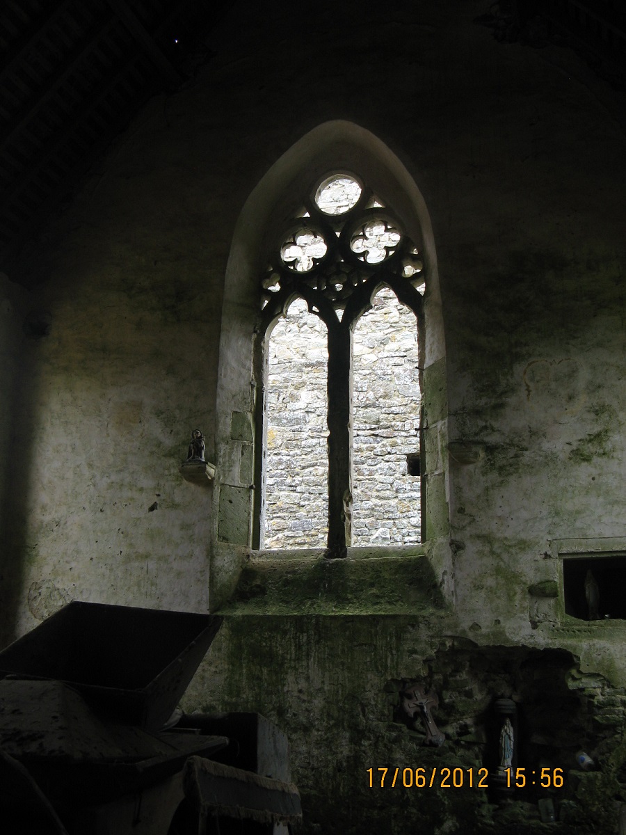 Intérieur de la chapelle. En bas à droite, armoire eucharistique.