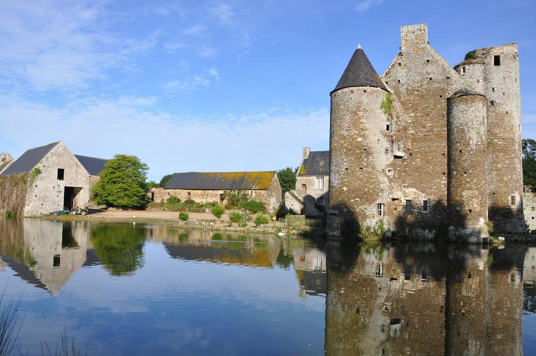 Vue du pignon oriental du logis, de puis les jardins.