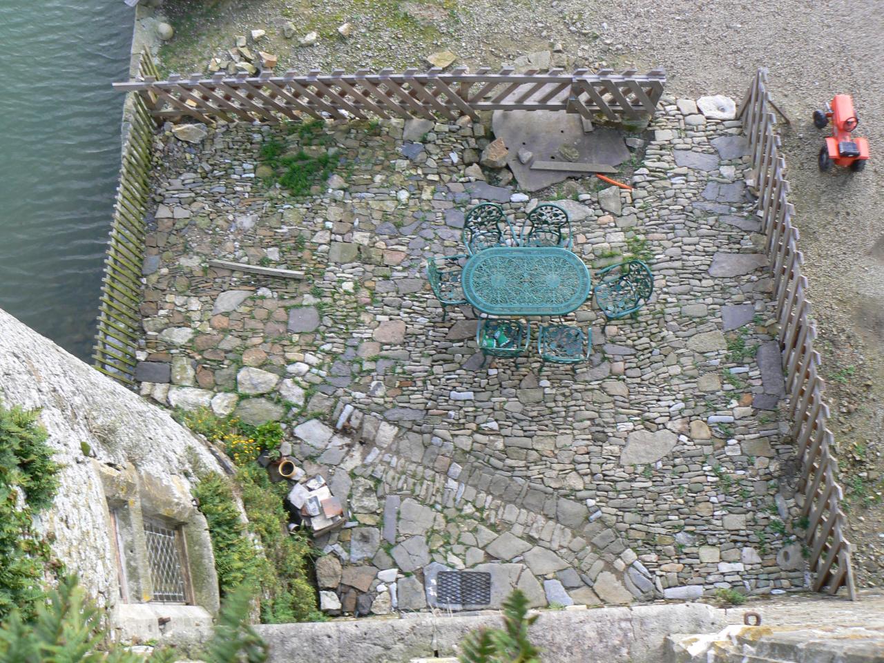 Vue sur la cour pavée depuis la 2ème chambre seigneuriale.