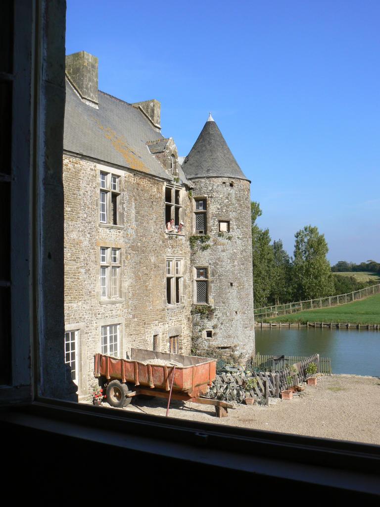 Le grand logis vu de la maison du seigneur, 2008.