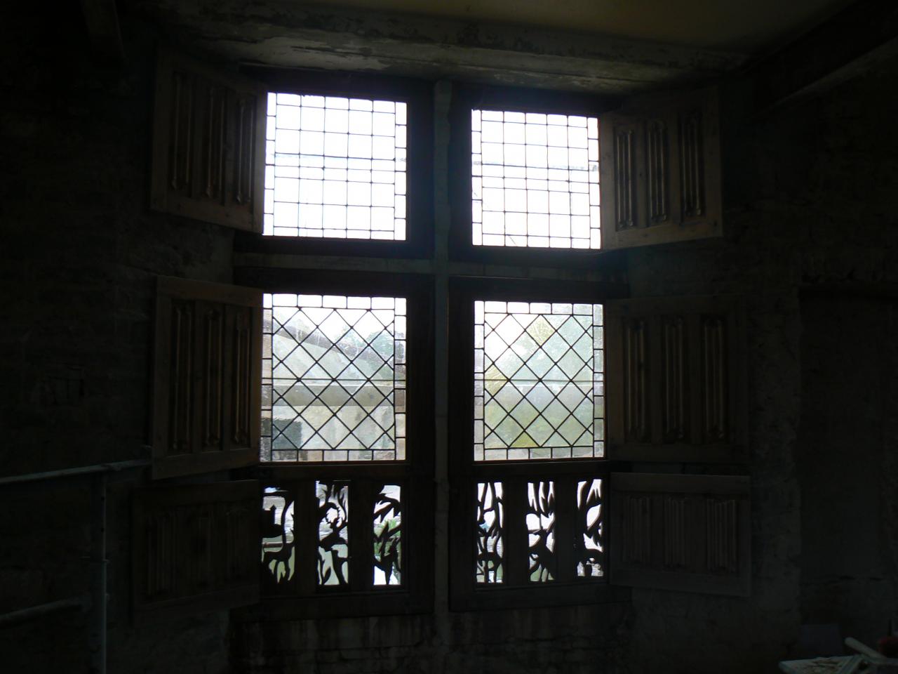 Fenêtre style XVème de la chambre seigneuriale.